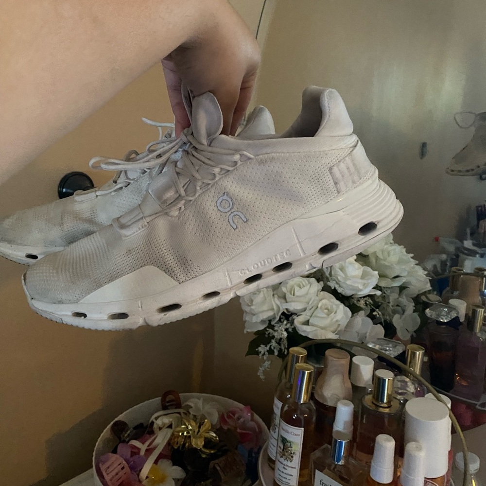 On clouds men 8.5 women’s 10.5